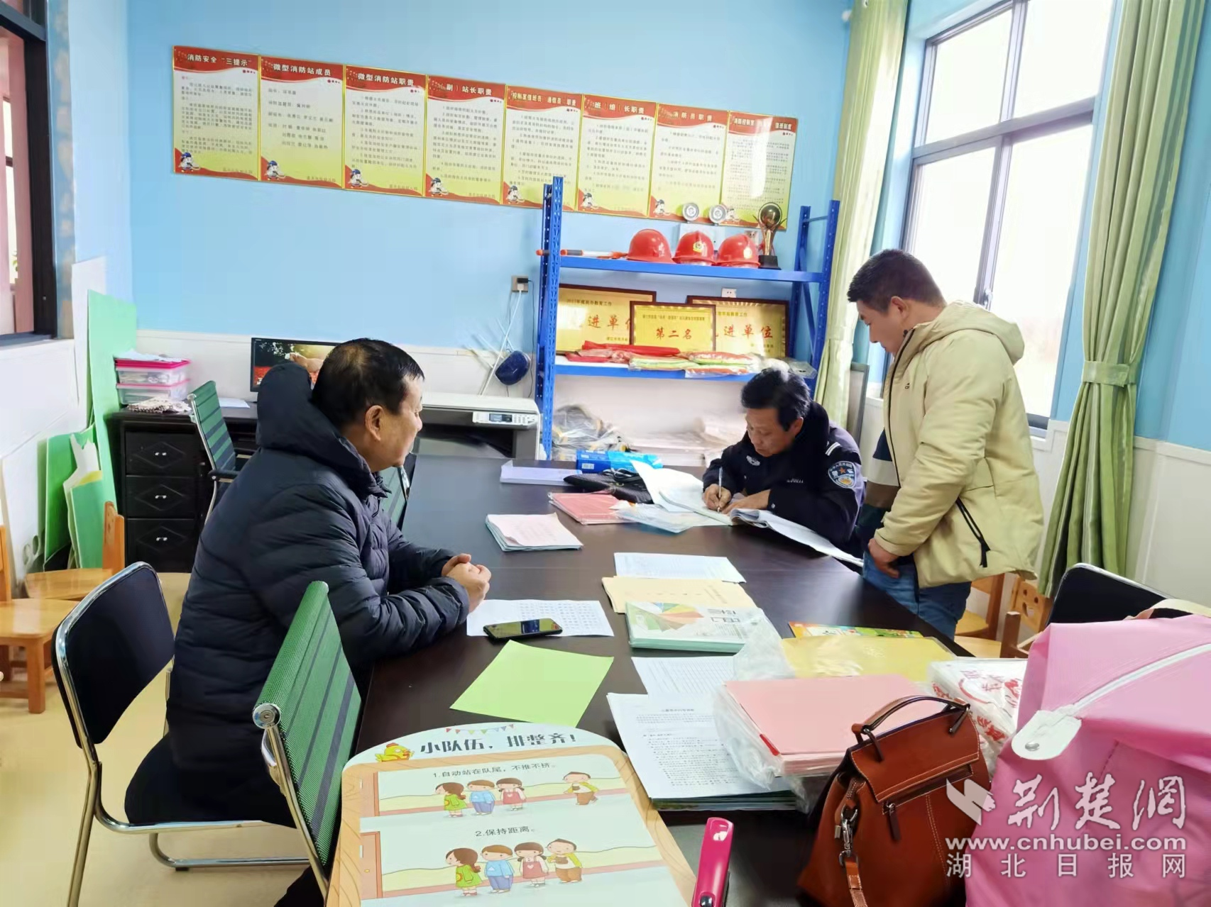 民警深入校園與教職員工座談，深入排查化解各類矛盾糾紛。.png.png