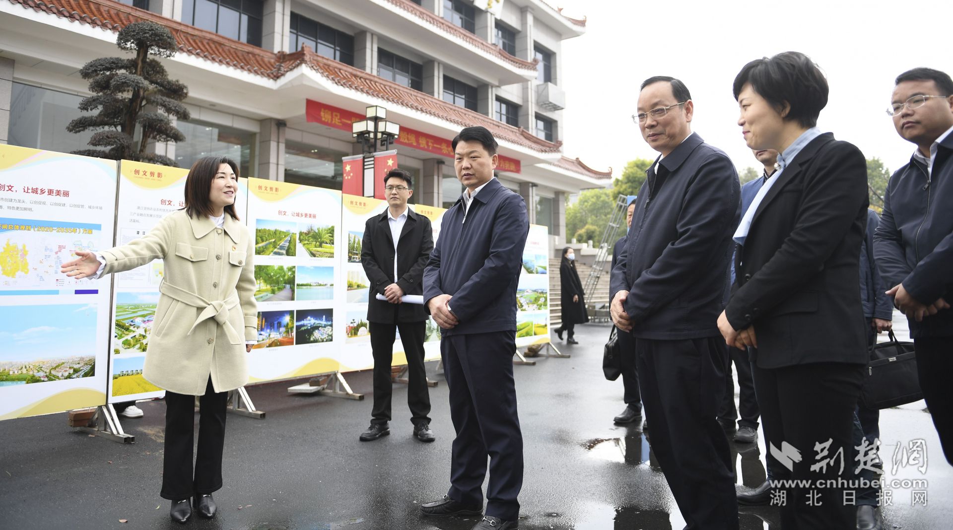 與會人員參觀潛江市全國文明城市創(chuàng)建工作成效展示。.jpg.jpg