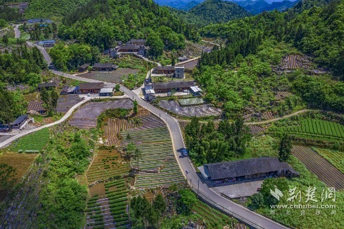 宣恩縣椒園集鎮(zhèn)至鑼圈巖段公路，全長8公里，途經椒園村、涼風村、鑼圈巖村，該公路建成既有效帶動沿線煙葉等產業(yè)發(fā)展，又是曜天眼景區(qū)的
