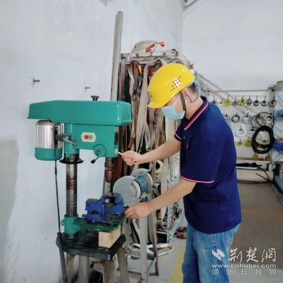 中順潔柔湖北公司鉗工操作。通訊員供圖.jpg