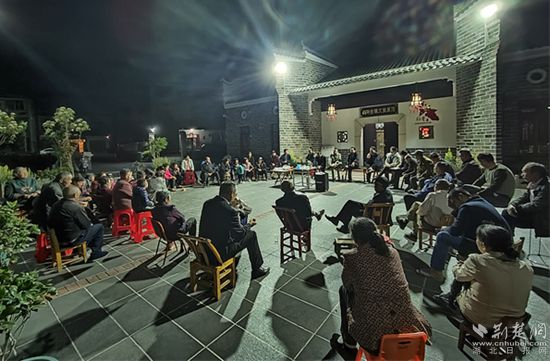 1、閻家河鎮(zhèn)石橋垸村召開“灣組屋場會”收集群眾有關(guān)“清廉村居”建設(shè)的意見建議_副本.jpg