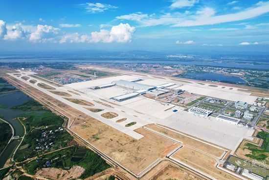 濱江擁湖的鄂州機(jī)場-牛暢，拍攝于2022年6月初，主題：鄂州花湖機(jī)場地理優(yōu)勢優(yōu)越，周邊生態(tài)環(huán)境良好，通過花馬湖水系綜合治理使得機(jī)