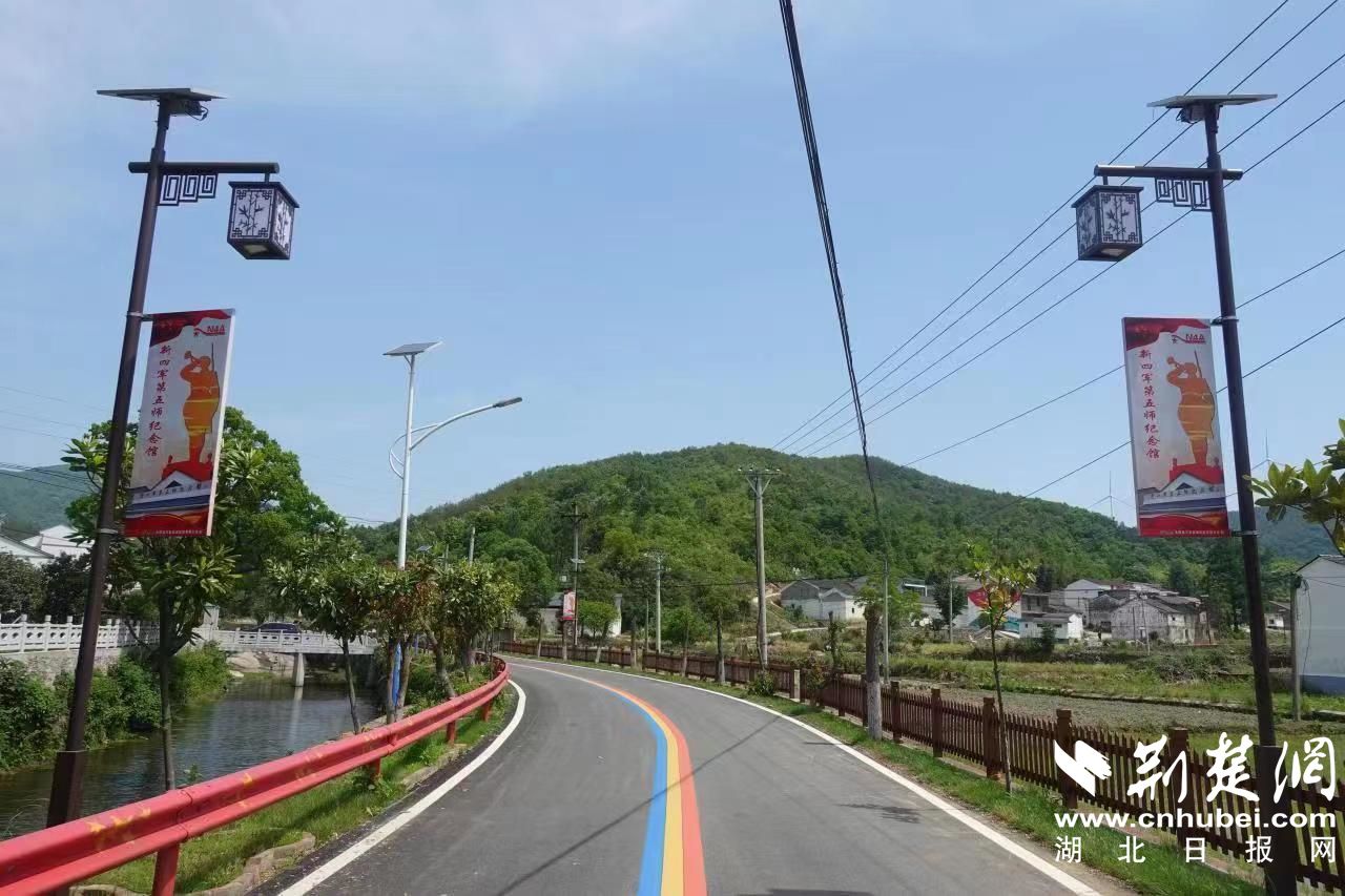 芳畈鎮(zhèn)白果樹灣村通過道路修復(fù)，打造美麗鄉(xiāng)村網(wǎng)紅“彩虹路”.jpg.jpg