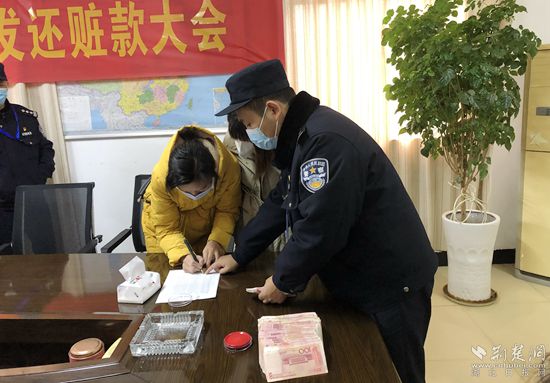 受騙學(xué)生家長領(lǐng)回被騙培訓(xùn)費_副本.jpg