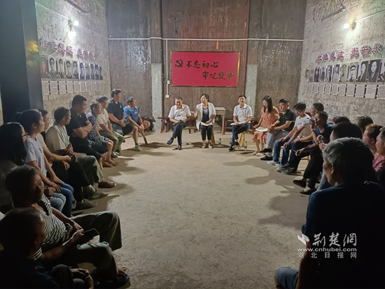 崇陽縣金塘鎮(zhèn)黨員干部在金塘村盧家大屋村灣開展灣子夜話,和群眾共商環(huán)境治理等事宜。.jpg