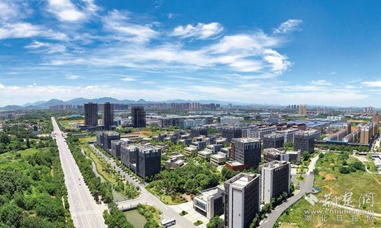 開發(fā)區(qū)·鐵山區(qū)廠房林立，風光旖旎。.jpg.jpg
