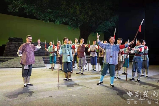 革命歷史題材楚劇《天明天亮》演出現場。通訊員供圖.webp.jpg