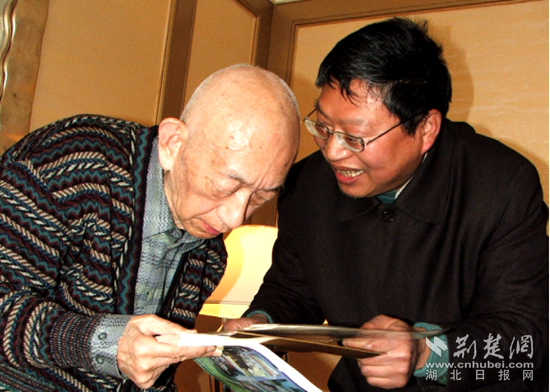 2005年3月6日，王振華在京拜見圍棋泰斗吳清源大師.png.png