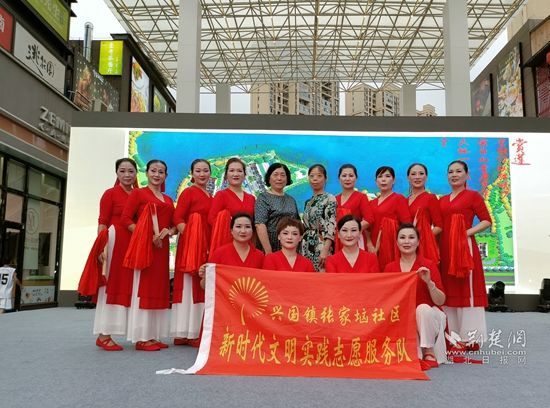 紅色周末文化文藝志愿服務隊為居民送來精神食糧.jpg.jpg