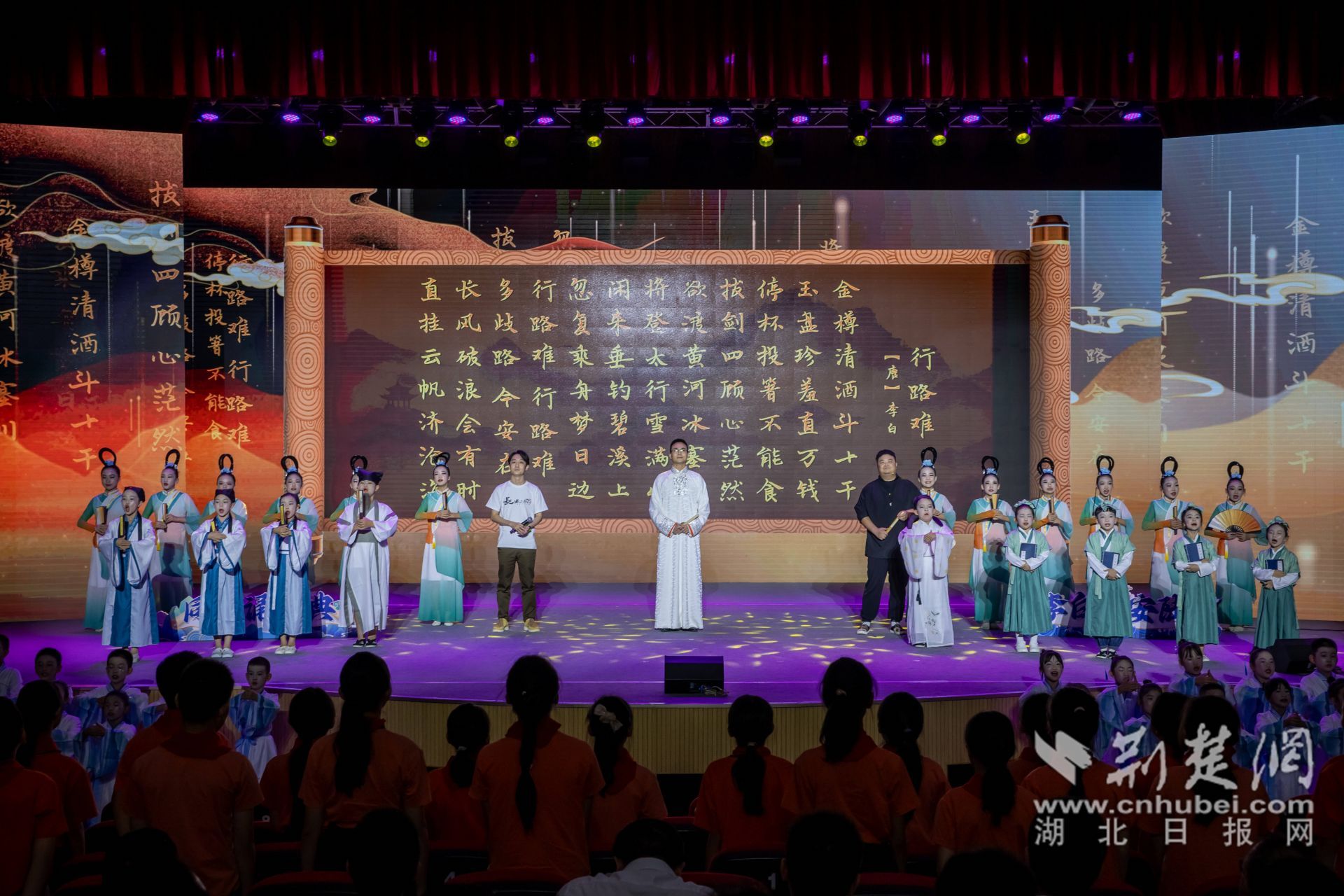 活動最后凌振赫、沈嘉柯、余維剛與學(xué)生們一齊誦讀行路難_副本.jpg.jpg