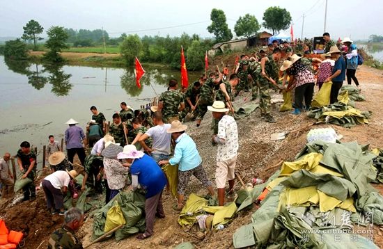 7月13日河頭村截流港管涌。軍民聯(lián)手保家園_副本.jpg.jpg