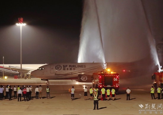 順豐B737-300航班“過(guò)水門(mén)”。金康 攝.jpg