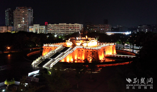 鳳凰廣場夜景。（金康  攝）.png.png