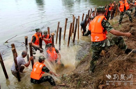 7月13日，武警官兵在高橋河執(zhí)行封堵管涌的任務_副本.jpg.jpg