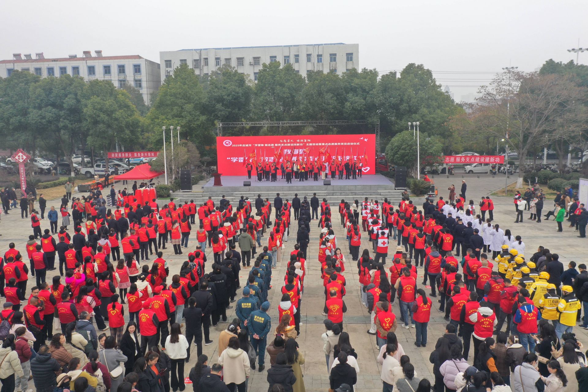 活動(dòng)現(xiàn)場(chǎng)，還舉行了新就業(yè)志愿服務(wù)隊(duì)授旗儀式  孫縉攝.jpg.jpg
